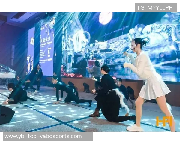 莫拉与教练团队携手队员们共同开启上任后的首次冬季训练课程